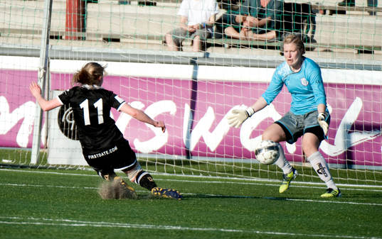 Jenny Hjohlman, Umeå gör 1-5. Thora Helgadottir, LDB är