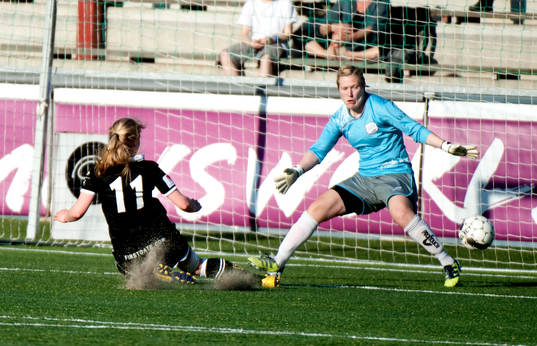 Jenny Hjohlman, Umeå gör 1-5. Thora Helgadottir, LDB är