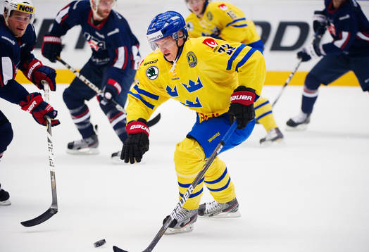 Jakob Silfverberg, Sverige, kontrollerar pucken i anfallszon