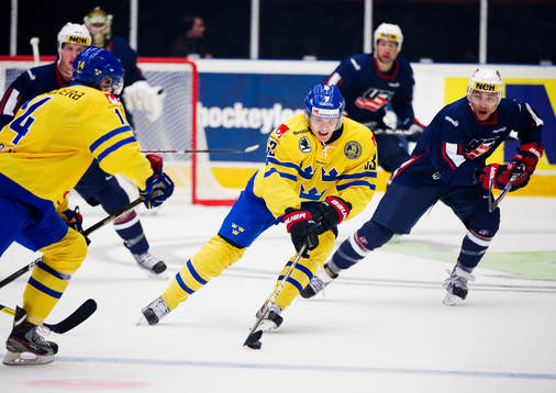 Jakob Silfverberg, Sverige, kontrollerar pucken