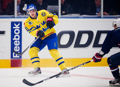 Jakob Silfverberg, Sverige, passar pucken