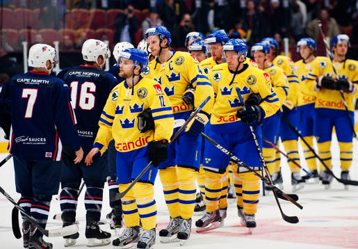 Sverige förlorade matchen med 2-3. Spelarna tackar varandra