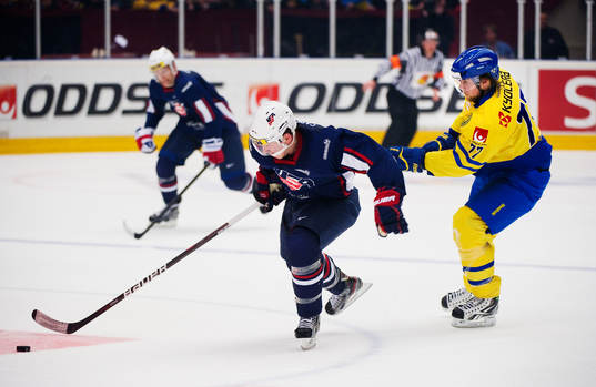 Justin Abdelkader, USA, blir hakad av Victor Hedman, Sverige
