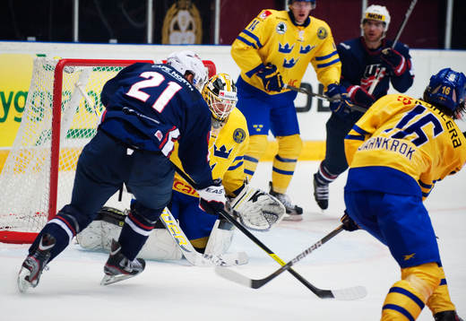 Kyle Okposo, USA, gör 0-3 bakom Viktor Fasth, målvakt,