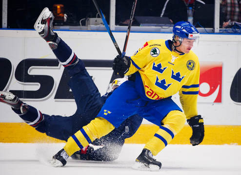 Daniel Bång, Sverige, får en amerikansk spelare på fall