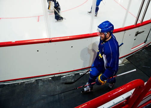 Henrik Zetterberg på väg in till träningen
