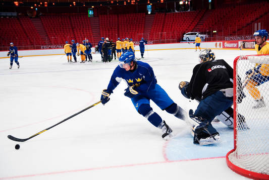 Loui Eriksson sträcker sig