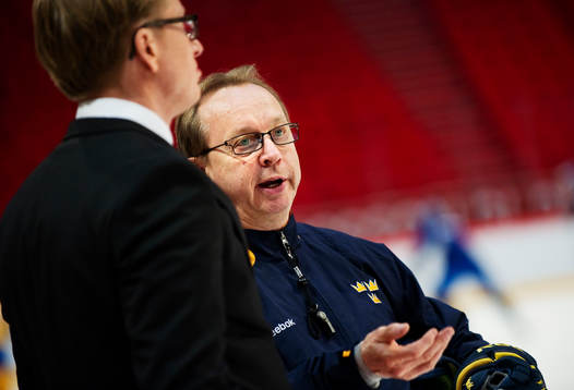 Pär Mårts, förbundskapten, i samtal med Tommy Boustedt,