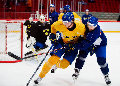 Victor Hedman och Henrik Zetterberg kämpar mot varandra