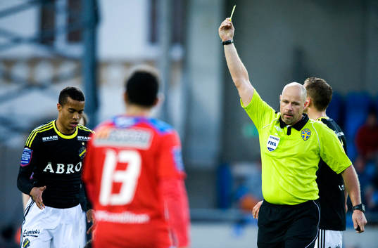 Varning, Martin Hansson, domare, gult kort