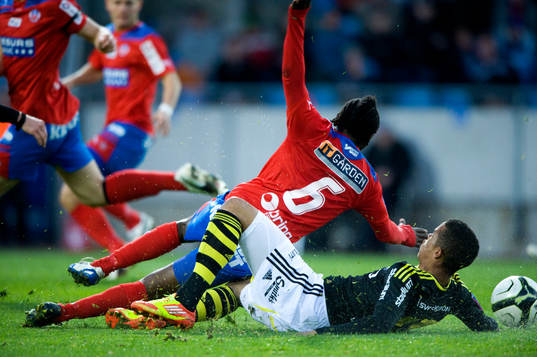 Robin Quaison, AIK, gör ner May Mahlangu, Helsingborg