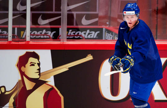 Gabriel Landeskog trixar med pucken