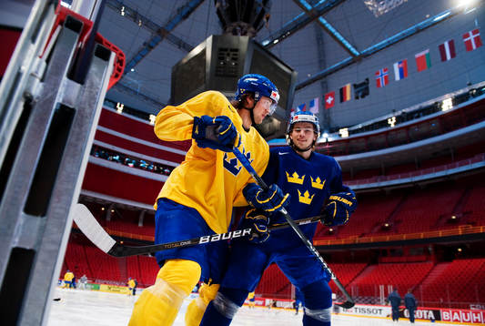 Victor Hedman och Calle Järnkrok skojar med varandra