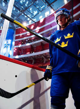 Loui Eriksson på väg in till träningen