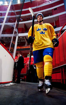 Jonathan Ericsson på väg in till träningen
