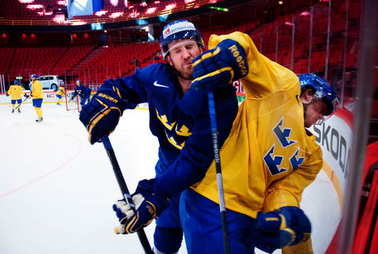 Niklas Kronwall blir tacklad av Victor Hedman