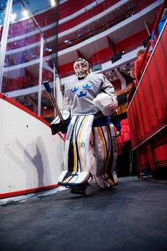Jhonas Enroth, målvakt, på väg in till träningen