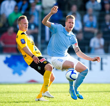 Pontus Jansson, Malmö, får en spark av Marcus Ekenberg,