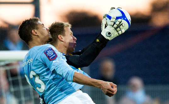 Mattias Asper, målvakt, Mjällby, tar bollen framför