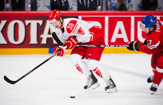 Jannik Hansen, Danmark, blir hakad av Michael Frolik,
