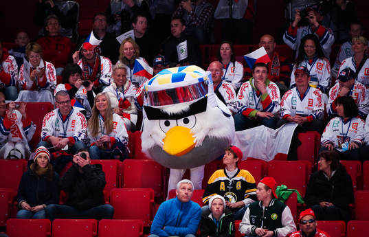 VM:s maskot Hockey Bird dansar bland publiken