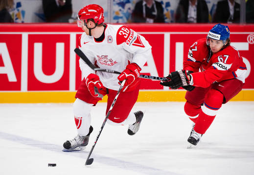Jannik Hansen, Danmark, blir hakad av Michael Frolik,