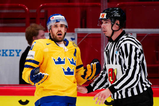 Henrik Zetterberg, Sverige, när han blir utvisad för sin