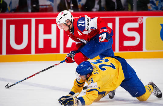Anders Bastiansen, Norge, tar sig förbi Viktor Stålberg,