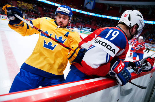 Henrik Zetterberg, Sverige, tacklas av Per Åge Skröder,
