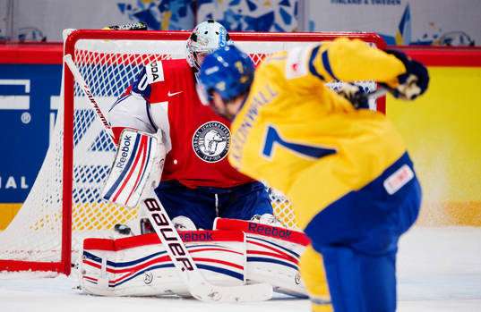 Niklas Kronwall, Sverige, skjuter mot Lars Haugen,