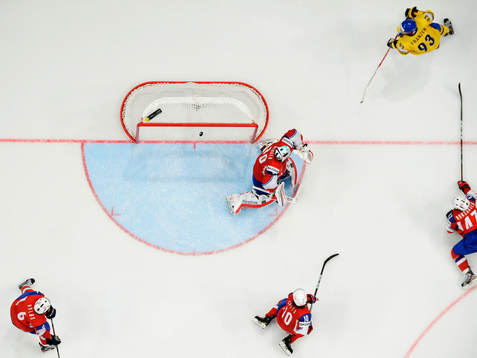 Johan Franzén, Sverige, ser 3-1-pucken gå in bakom Lars