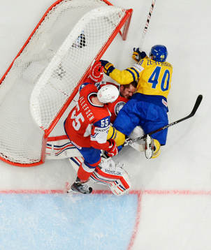 Henrik Zetterberg, Sverige, åker på Lars Haugen,