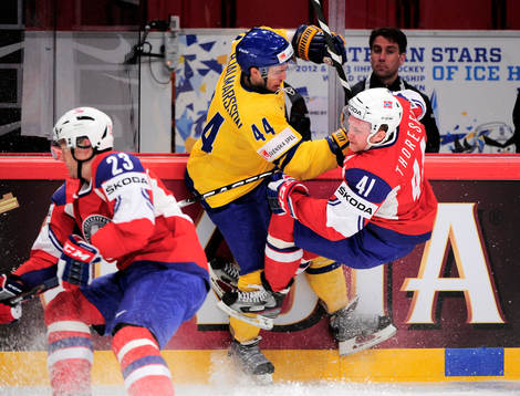 Niklas Hjalmarsson, Sverige tacklar Patrick Thoresen, Norge