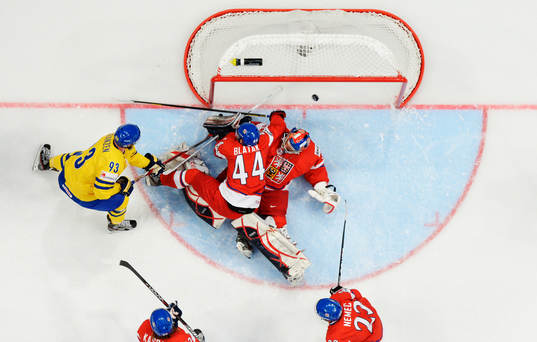 Johan Franzén, Sverige, och Jakub Stepanek, målvakt,
