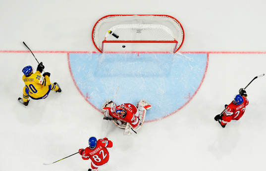 Joel Lundqvist, Sverige, och Jakub Stepanek, målvakt,