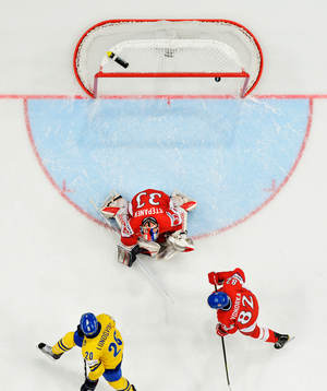 Joel Lundqvist, Sverige, och Jakub Stepanek, målvakt,
