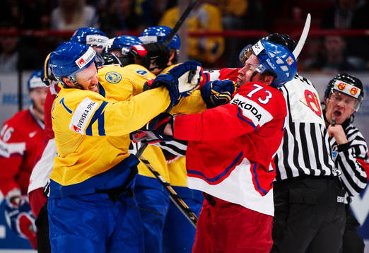 Niklas Kronwall, Sverige, i bråk med Petr Prucha, Tjeckien