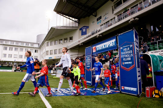 Lagen marscherar in på Norrporten Arena, Svenska Spel