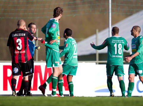 Kenny Pavey, Ljungskile, får rött kort