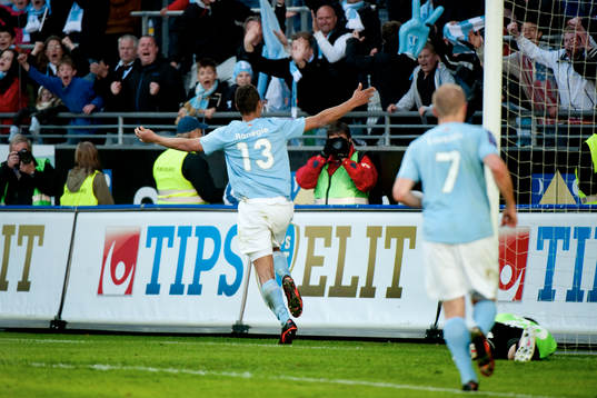 Mathias Ranégie, Malmö går upp och nickar in 2-1. Jubel