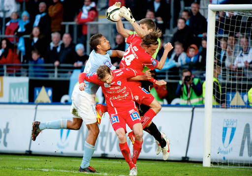Mathias Ranégie, Malmö försöker nå bollen men Gustav