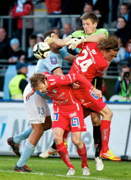 Mathias Ranégie, Malmö försöker nå bollen men Gustav