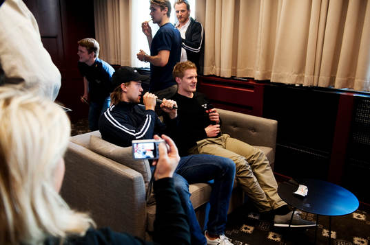 Victor Hedman och Gabriel Landeskog spelar Singstar