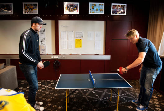 Mattias Ekholm och Jakob Silfverberg spelar pingis mot
