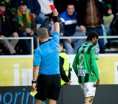 Richard Ntomba Ekunde, GAIS, får rött kort