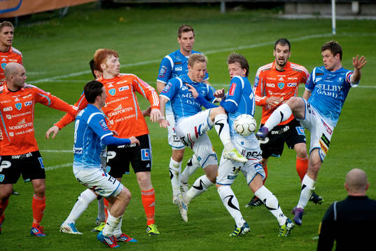 Mycket folk på bollen. Magnus Andersson, Trelleborg Dennis