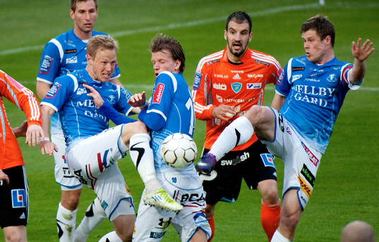 Mycket folk på bollen. Magnus Andersson, Trelleborg Dennis
