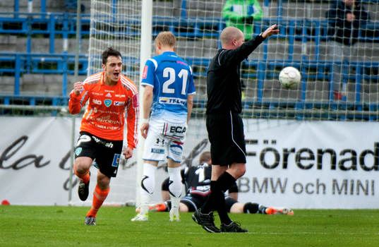 Adam Chennoufi, Umeå gör 1-0. Jubel