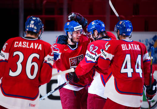 David Krejci, Tjeckien, gratuleras till sitt 2-2-mål