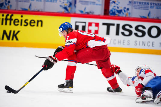 Michael Frolik, Tjeckien, tar sig förbi Ole Kristian